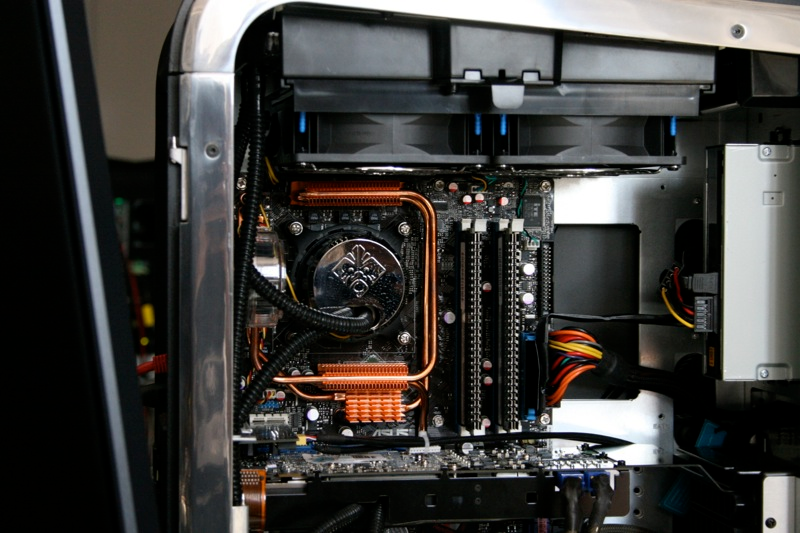 Illustration for article titled The Love Child of HP and Voodoo: Blackbird 002 Gaming PC Photos and Impressions